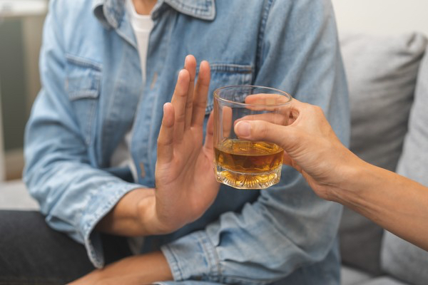 Álcool em baixa: 64% dos brasileiros declaram abstinência em 2025, aponta pesquisa