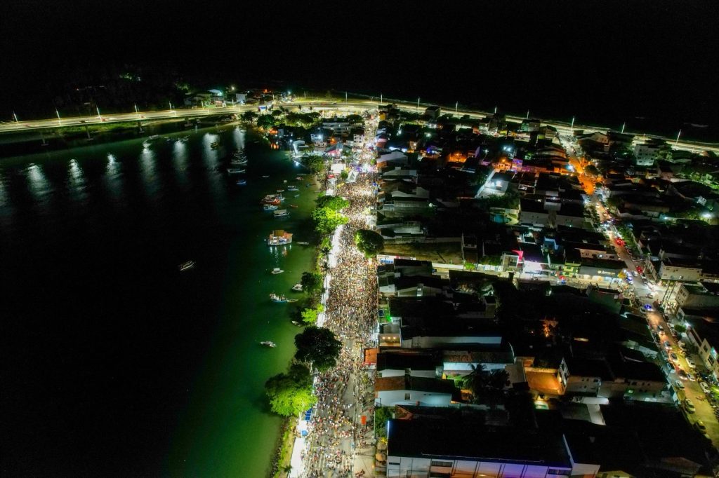 Carnaval do Pontal explode em público e dá largada histórica ao Carnaval dos Bairros de Ilhéus