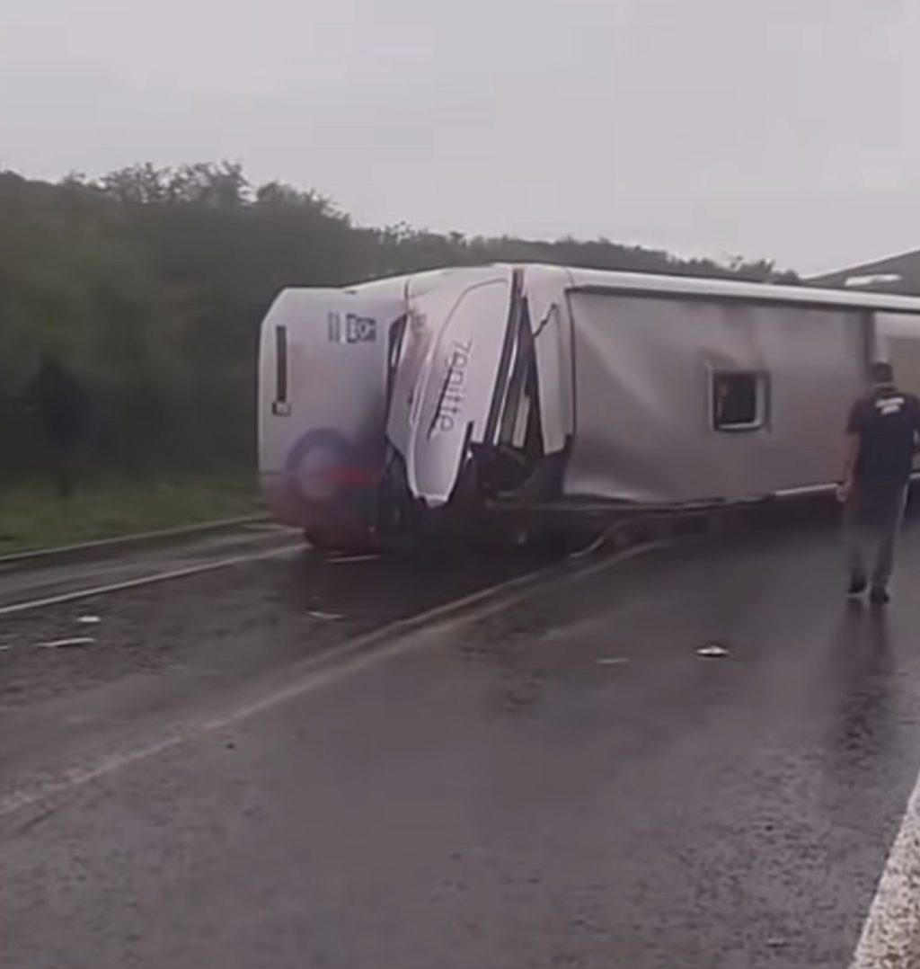 ÔNIBUS TOMBA NA BR-116 NA BAHIA, DEIXA FERIDOS E CAUSA CAOS NA RODOVIA