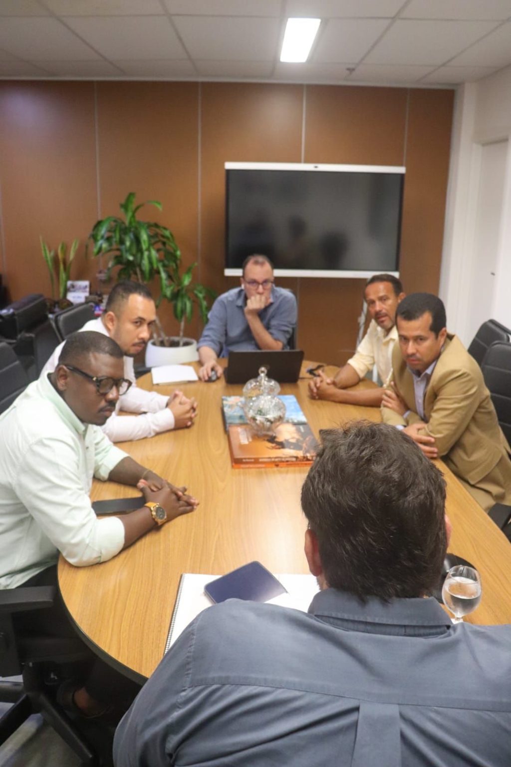 Deputado Pancadinha articula investimentos para Ibicaraí em reunião na Serin