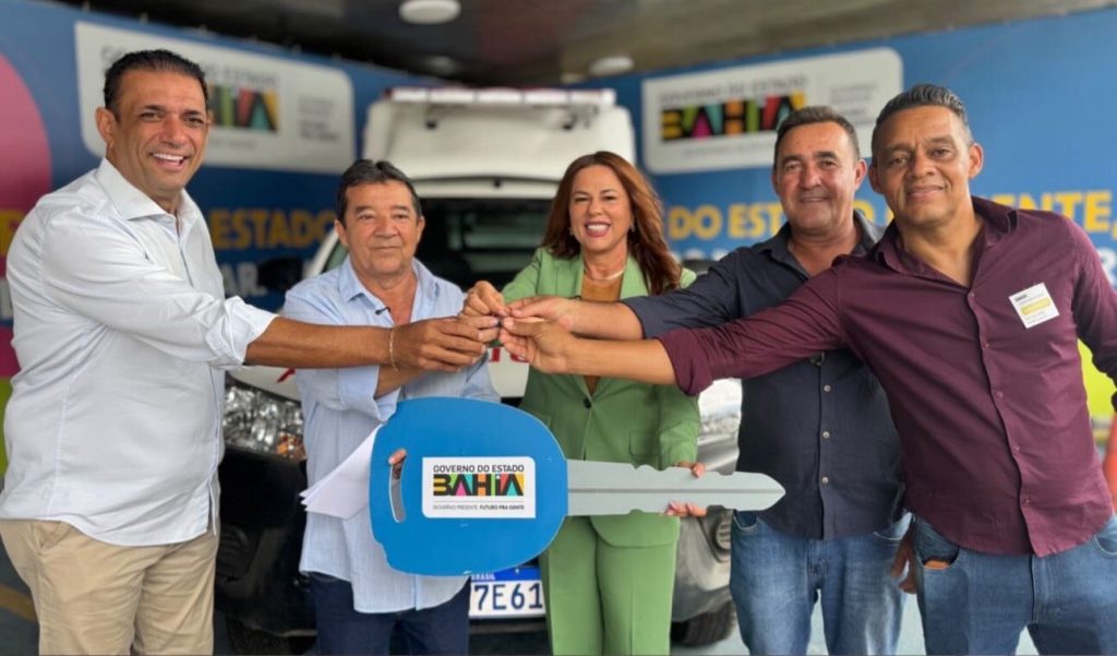 Deputada Soane Galvão e Marão fortalecem a saúdee entregam nova ambulância para município de Tremedal