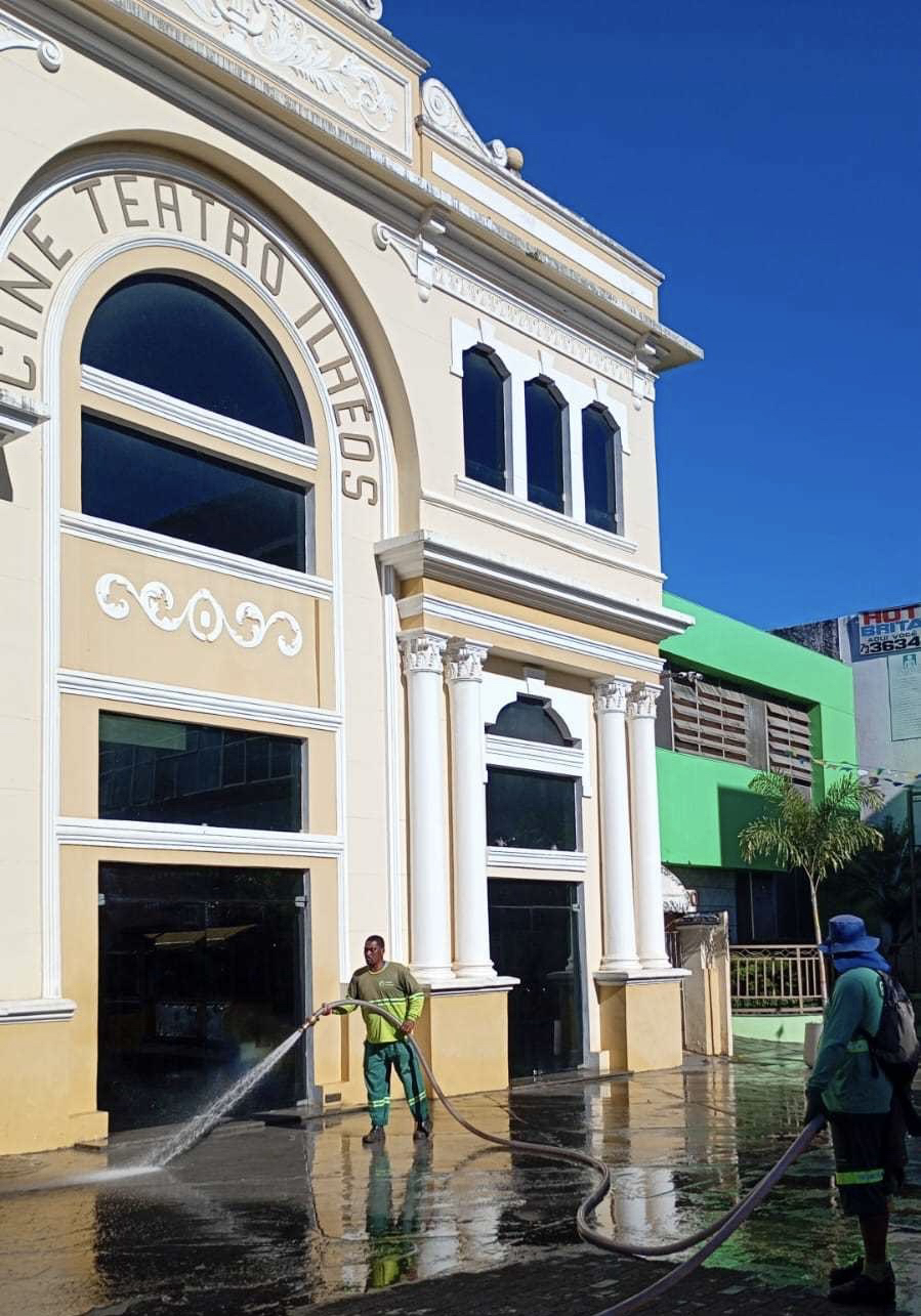PREFEITURA DE ILHÉUS REALIZA OPERAÇÃO DE LIMPEZA NO CENTRO E NA CATEDRAL DE SÃO SEBASTIÃO