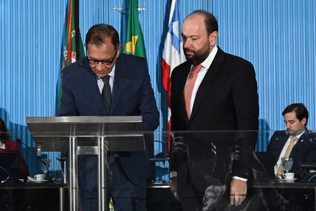 Foto: Jabes Ribeiro Secretário-geral do Progressistas (BA) com o Presidente do TRE, Desembargador Maurício Kertzman.