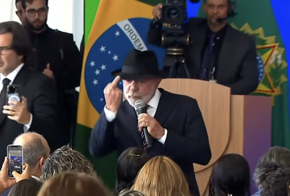 LULA EXPLICA GESTO COM DEDO DO MEIO DURANTE EVENTO NO PLANALTO