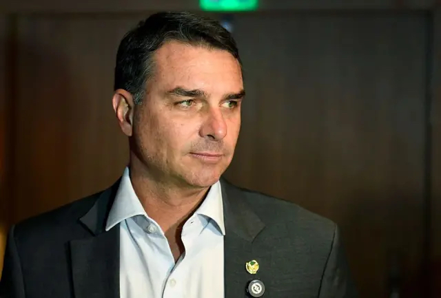 FLÁVIO BOLSONARO VAI AOS EUA PARA TENTAR EVITAR TARIFAÇO E DEFENDER O PIX