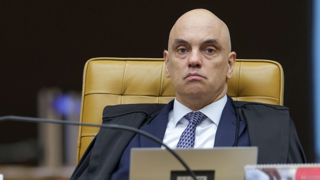 MORAES SUSPENDE VISITAS DE FLÁVIO BOLSONARO AO PAI E DÁ 48 HORAS PARA DEFESA EXPLICAR DIVULGAÇÃO DE CARTA