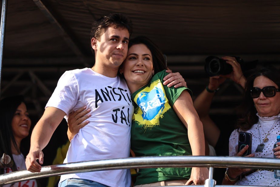 Flávio Bolsonaro perde espaço em materiais da direita, enquanto Michelle e Nikolas ganham protagonismo