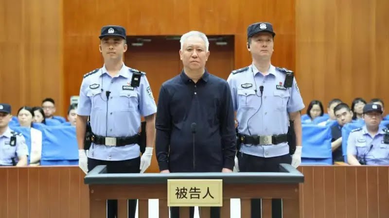 Fundador da Evergrande é condenado a prisão perpétua na China