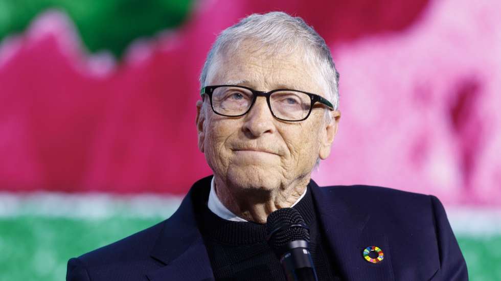 BILL GATES PROPÕE RESERVAR EMPREGOS PARA HUMANOS E TAXAR ROBÔS DIANTE DO AVANÇO DA IA
