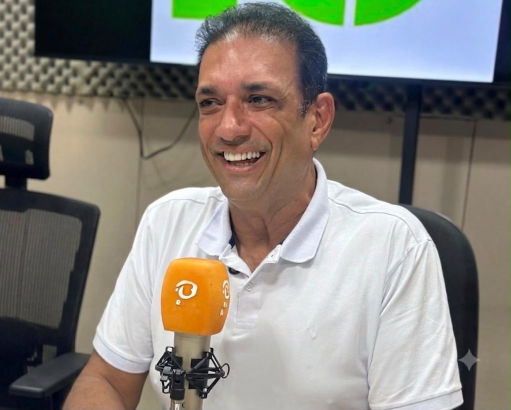 Marão destaca legado de investimentos e projeta novos avanços para Ilhéus, em entrevista à Rádio Baiana.