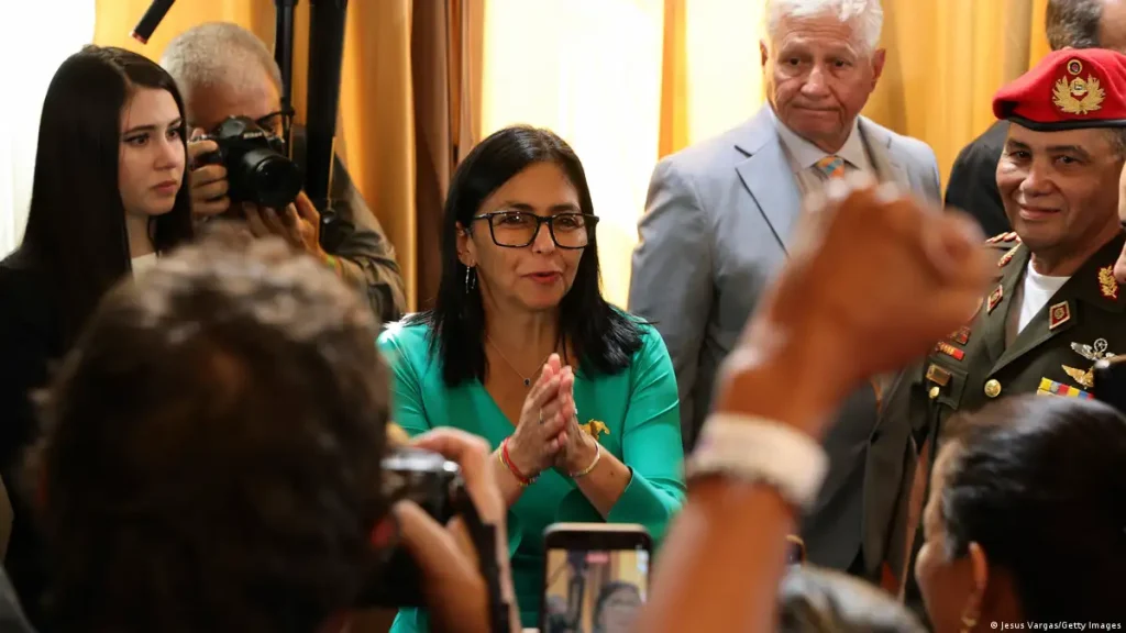 DELCY RODRÍGUEZ COMEMORA ACORDO QUE DÁ AOS EUA CONTROLE MAJORITÁRIO SOBRE 65 BILHÕES DE BARRIS DE PETRÓLEO DA VENEZUELA