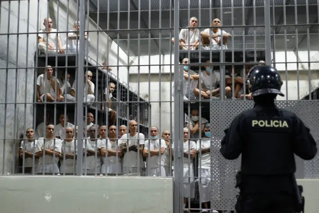 MODELO BUKELE NÃO SERIA SUFICIENTE PARA DERROTAR PCC E CV NO BRASIL, ALERTA ESPECIALISTA