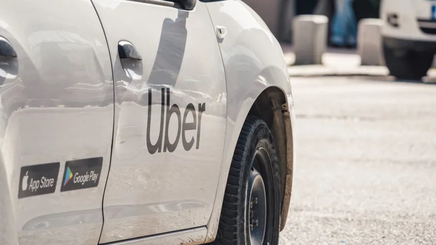 Uber é multada em R$ 4,9 bilhões por suspender motoristas com sistemas automatizados