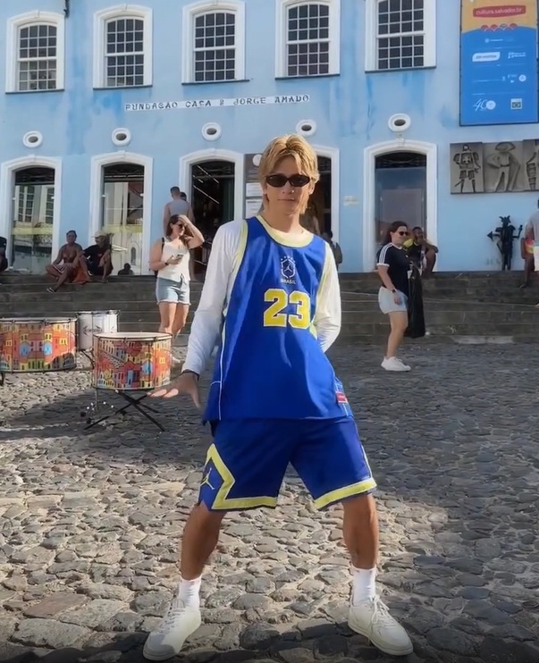 INFLUENCIADOR JAPONÊS QUE VIRALIZOU DANÇANDO MÚSICAS BRASILEIRAS CHEGA A SALVADOR