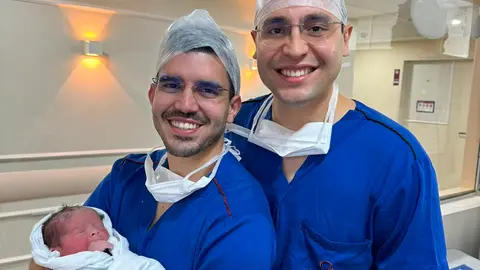 MÃE DE MÉDICO CEARENSE GERA O PRÓPRIO NETO AOS 56 ANOS E AJUDA FILHO A REALIZAR O SONHO DA PATERNIDADE
