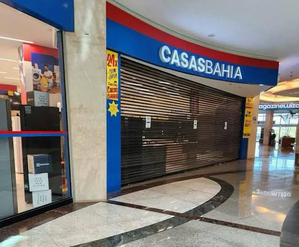 CASAS BAHIA FECHOU QUASE 300 LOJAS E DEMITIU 2 MIL FUNCIONÁRIOS? ENTENDA OS NÚMEROS
