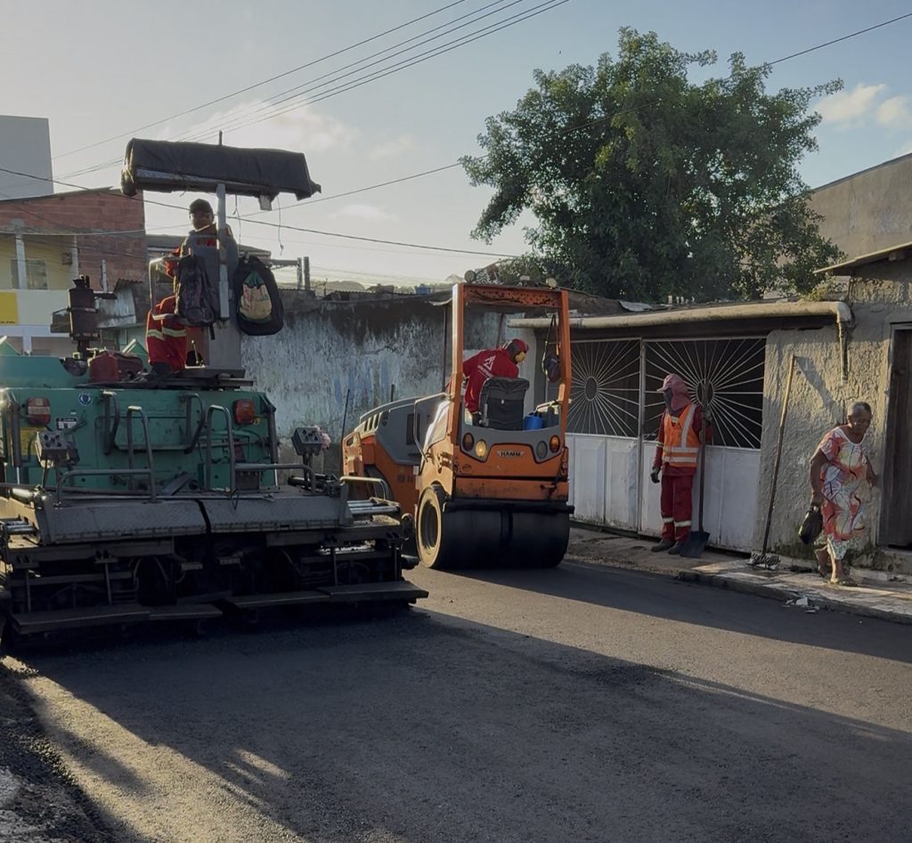 INFRAESTRUTURA: RUA GENEBALDO BISPO COMEÇA A RECEBER PAVIMENTAÇÃO NO TEOTÔNIO VILELA