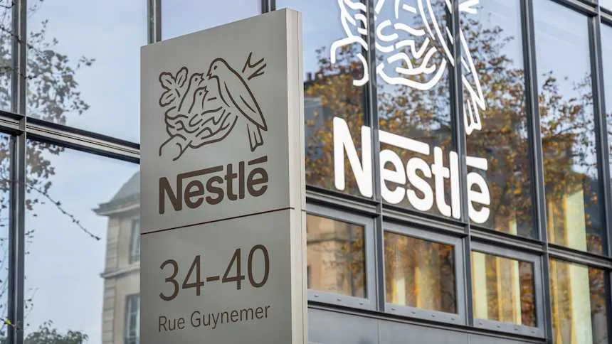 Nestlé anuncia corte de 16 mil empregos no mundo; entenda o que isso tem a ver com o Brasil e com a nova regra do cacau