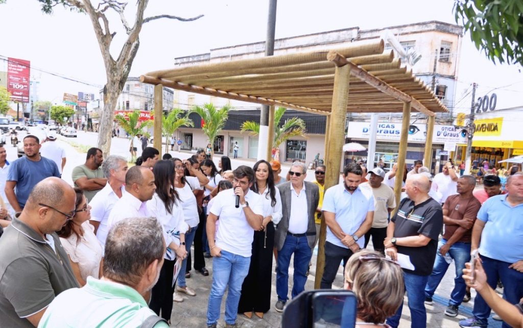 Canteiro central da Praça Cairu é entregue após obras de requalificação