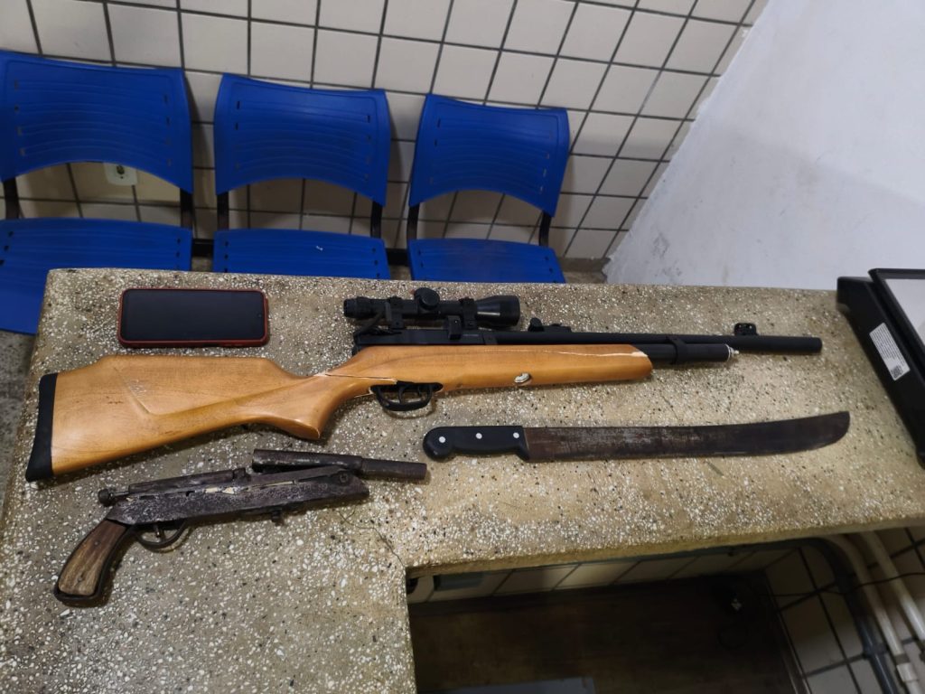 POLÍCIA: HOMEM É PRESO APÓS HOMICÍDIO E ARMAS SÃO APREENDIDAS EM MUCURI