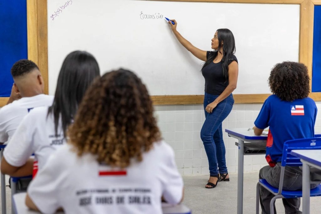 ACM Neto planeja revisão do plano de carreira e mudança na progressão de professores