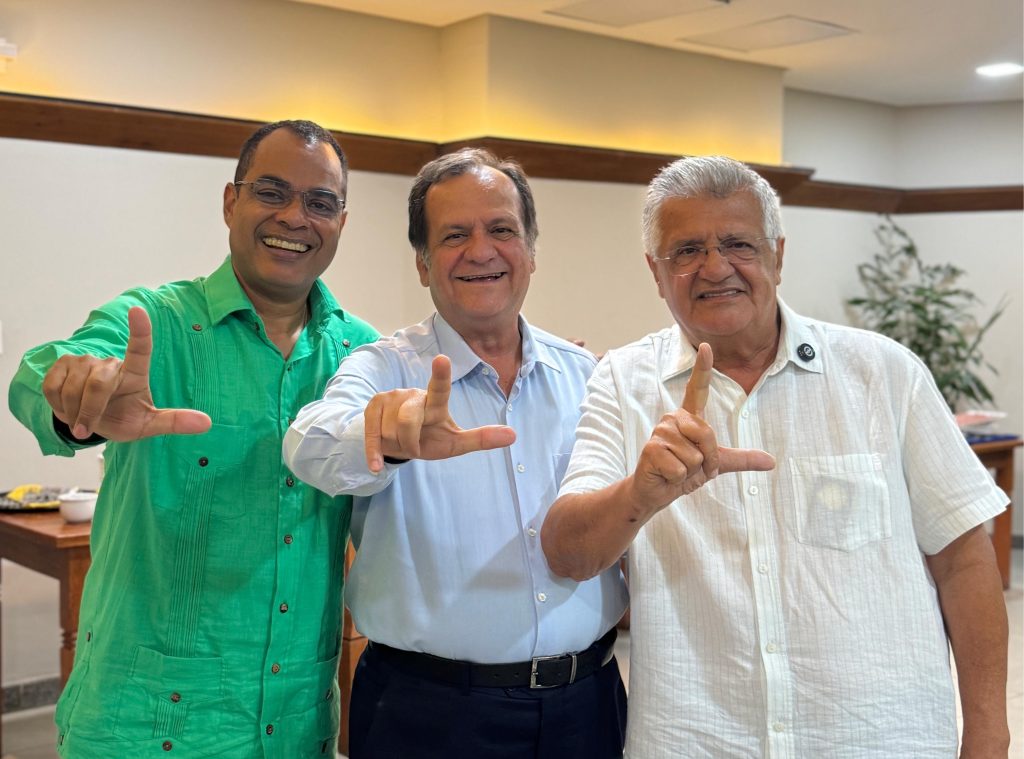 Bacelar, Magno Lavigne e Maurício Bacelar apresentam propostas para o turismo a empresários e guias em Salvador