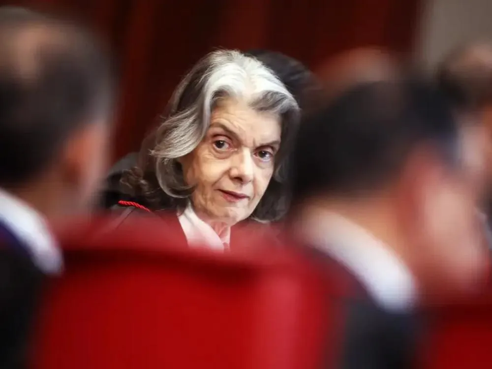 CÁRMEN LÚCIA REJEITA PRESSÕES E DIZ QUE DECIDIRÁ CRISE NO STF COM BASE NOS AUTOS