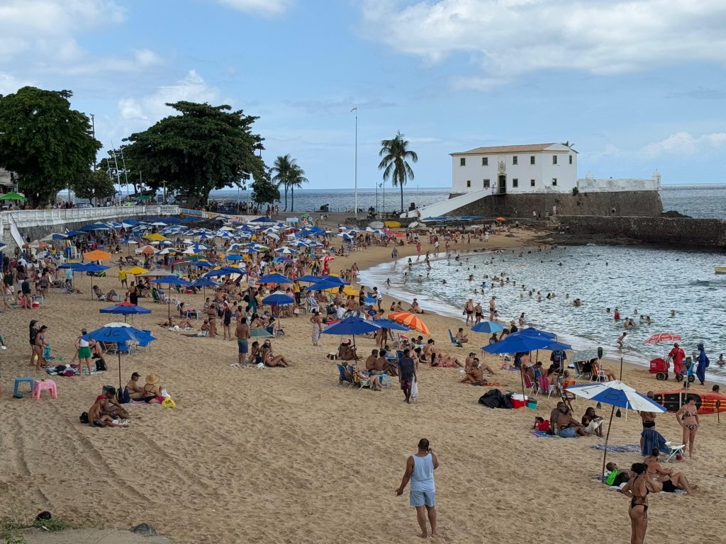 FAROL DA BARRA VIRA PALCO DE CONFLITO ENTRE SURFISTAS E PRATICANTES DE OUTROS ESPORTES NÁUTICOS