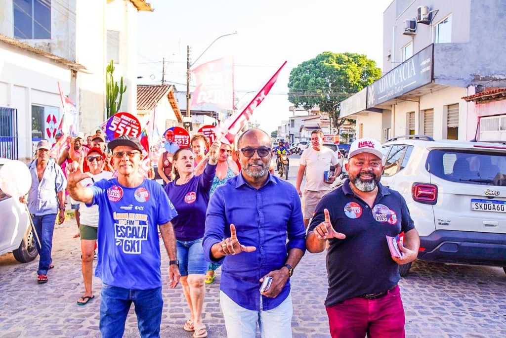 Bebeto reforça luta pelo fim da escala 6×1 durante corpo a corpo no centro de Teixeira de Freitas
