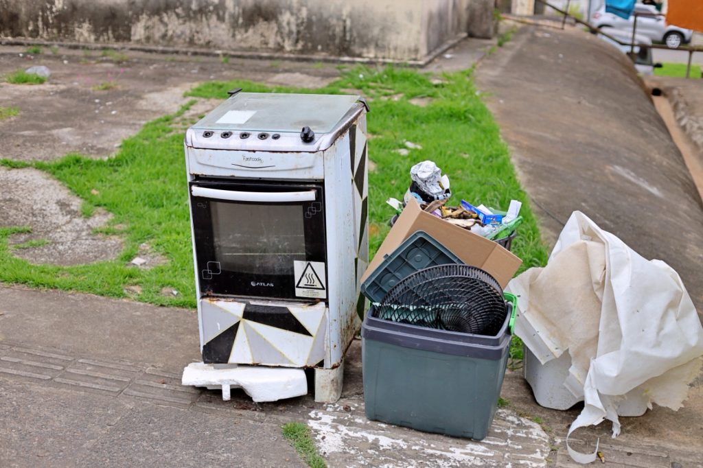 Prefeitura de Ilhéus amplia ações de limpeza urbana com criação do Programa Municipal Cata-Treco