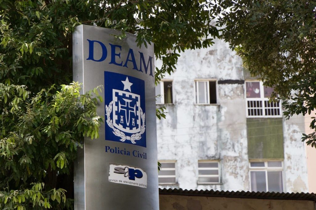 Mulheres vítimas de violência doméstica devem receber apoio financeiro do estado e passar por qualificação profissional