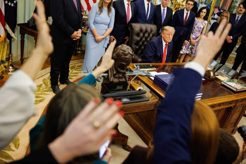 DONALD TRUMP, DESCREDENCIOU E BANIU O ACESSO DE JORNALISTAS ÀS DEPENDÊNCIAS DA CASA BRANCA