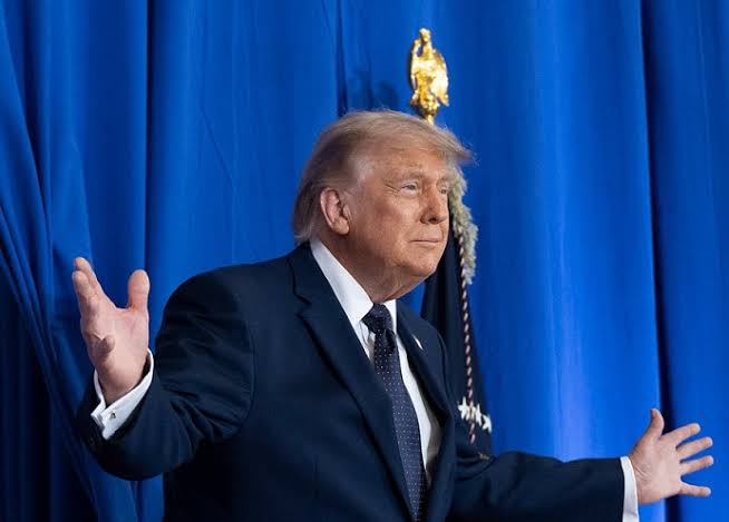 TRUMP DIZ QUE VAI CUMPRIR PROMESSA DE US$ 5 MIL SE REPUBLICANOS VENCEREM ELEIÇÕES NOS EUA