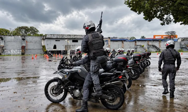 PM PASSA A PATRULHAR CENTRO DE SÃO PAULO COM DUPLAS EM MOTOS E POLICIAIS ARMADOS COM FUZIS