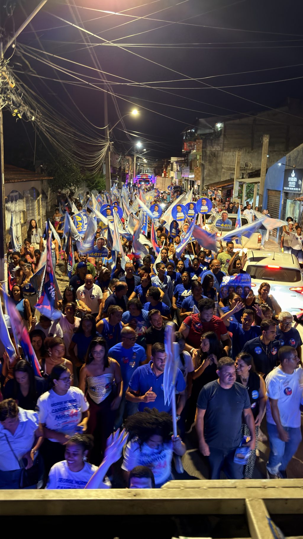 Multidão acompanha Valderico em ato do time de ACM Neto e lota Avenida Princesa Isabel a 10 dias das eleições