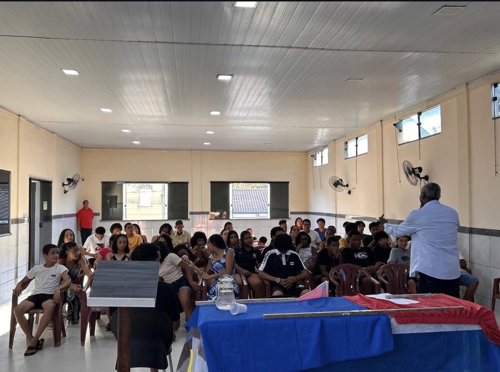 AUGUSTÃO SE REÚNE COM JOVENS DO IGUAPE E DESTACA PARTICIPAÇÃO NA POLÍTICA