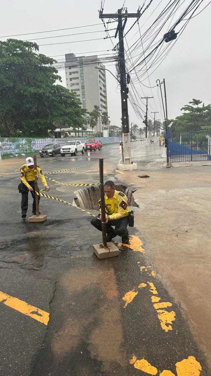 Sutram reforça segurança no trânsito e sinaliza áreas de risco durante fortes chuvas em Ilhéus