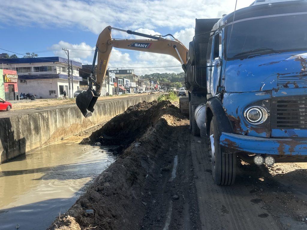 Prefeitura inicia obras no Canal do Malhado com serviços de limpeza
