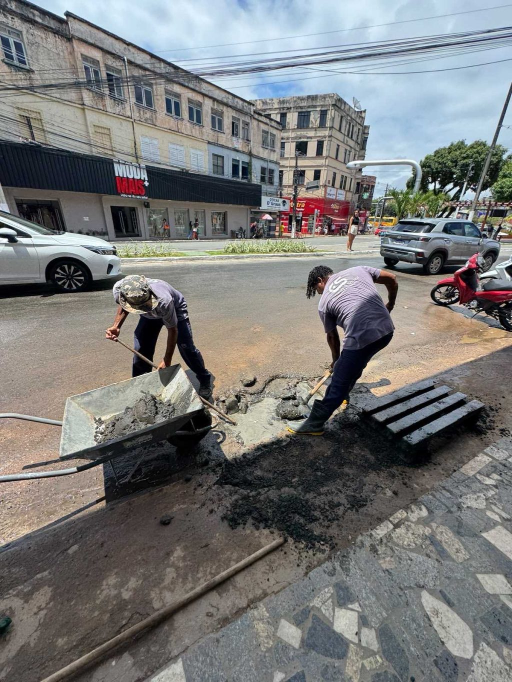 PREFEITURA DE ILHÉUS REALIZA LIMPEZA DE BUEIROS NO CENTRO PARA PREVENIR ALAGAMENTOS