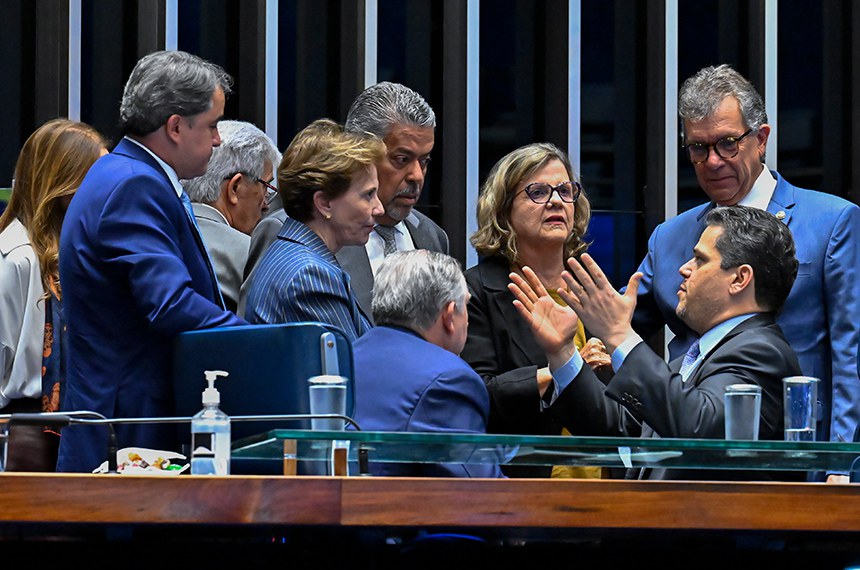 TEREZA NEGOCIA COM ALCOLUMBRE E OPOSIÇÃO TENTA ADIAR PEC DA 6X1