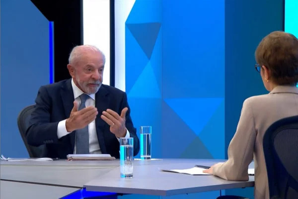 LULA DESTACA LEI ANTIFACÇÃO, MAS BANCADA DO PT VOTOU CONTRA VERSÃO APROVADA NA CÂMARA
