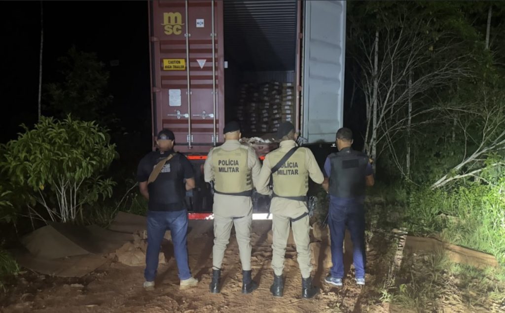 POLÍCIAS RECUPERAM CARGA DE CACAU EM PÓ AVALIADA EM R$ 500 MIL EM IBIRAPITANGA