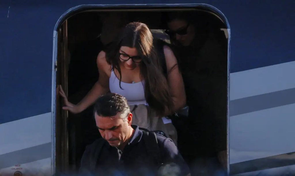 PF DIZ QUE FLÁVIO BOLSONARO NÃO É CONSIDERADO FORAGIDO, MAS INVESTIGA DESCUMPRIMENTO DE ORDEM JUDICIAL