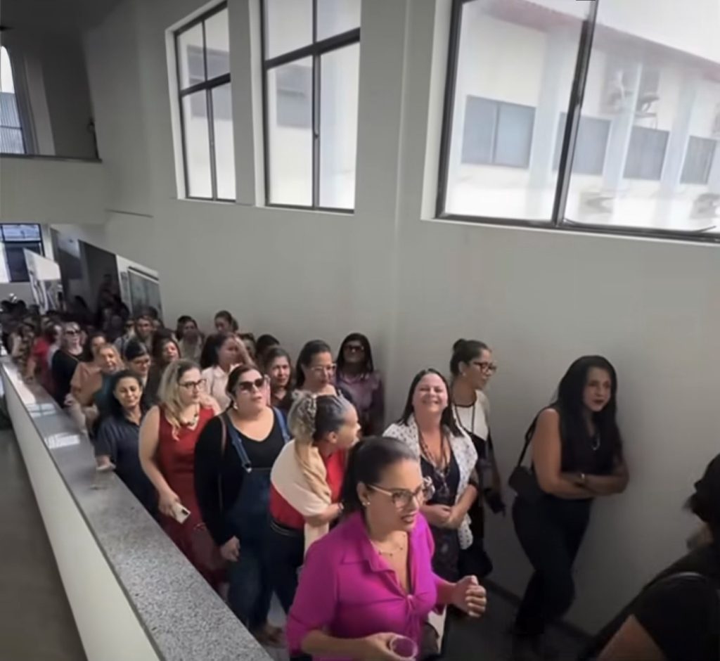 TRABALHADORES DA EDUCAÇÃO OCUPAM CÂMARA DE EUNÁPOLIS E ANUNCIAM GREVE
